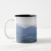 Het "Chief" Arial-Uitzicht in Squamish Tweekleurige Koffiemok (Links)