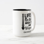 Het Chiropractische Leven is beter wanneer Gericht Tweekleurige Koffiemok (Voorkant rechts)