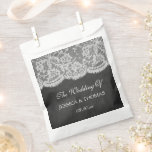 Het Collectie Chalkboard en Lace Wedding Bedankzakje<br><div class="desc">Vier in stijl met deze elegante en zeer trendy bruiloft gunsttassen. Het ontwerp is gemakkelijk te personaliseren met uw speciale evenementenbewoording en uw gasten zullen blij zijn wanneer ze deze fantastische gunsttassen zien. Overeenkomende bruidsartikelen zijn te vinden in het collectie.</div>