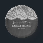 Het Collectie Chalkboard en Lace Wedding Papieren Bordje<br><div class="desc">Het chalkboard & lace collectie is een prachtig ontwerp met een mooie krijtbord effect achtergrond met een romantische witte lace effect trim. Deze papieren borden kunnen worden gepersonaliseerd voor uw speciale gelegenheid en zou het perfecte item zijn voor elke rustieke themabruiloft, vrijgezellenfeest, verlovingsfeest, verjaardagsfeestje en nog veel meer. Overeenkomende bruidsartikelen...</div>