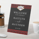 Het Collectie Glitter Damask Las Vegas Wedding Reclamebord Met Voetstuk<br><div class="desc">Vier in stijl met dit moderne en zeer trendy Las Vegas bruiloft welkom teken. Dit ontwerp is gemakkelijk te personaliseren met uw namen en trouwdatum en uw gasten zullen blij zijn wanneer ze dit fantastische teken zien. Overeenkomende bruidsartikelen zijn te vinden in het collectie.</div>