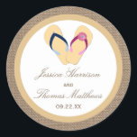 Het Collectie van de Beach Burlap Wedding van het  Ronde Sticker<br><div class="desc">Het flip-flop zandstrandburlap bruiloft collectie is perfect voor elk stel dat een romantisch huwelijk door het zee plant. De rustic burlap effect achtergrond geeft deze uitnodigingszegels een boho-chic gevoel, terwijl het zandige tan een warme en trendy kleurtoon is die door uw bruiloft kan worden gebruikt. De schattige teenslippers van hem...</div>