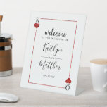 Het Collectie van de Monogram-spelkaart Reclamebord Met Voetstuk<br><div class="desc">Geniet in stijl met dit stijlvolle en zeer trendy trouwwelkomstteken. Dit ontwerp is gemakkelijk te personaliseren met uw speciale gebeurtenisformulering en uw gasten zullen enthousiast zijn wanneer zij dit geweldige teken zien.</div>