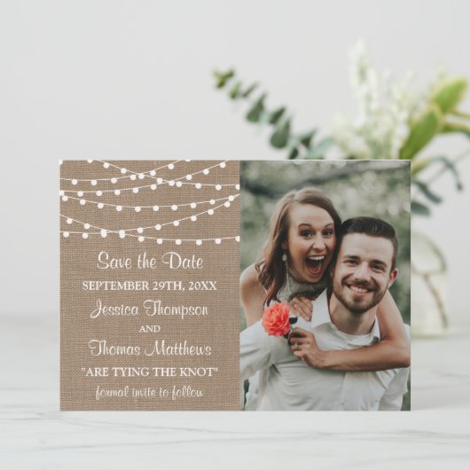 Het Collectie van de Rustic Burlap Lights Wedding Save The Date (Staand voorkant)