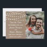 Het Collectie van de Rustic Burlap Lights Wedding Save The Date<br><div class="desc">Vier in stijl met deze rustieke en zeer trendy trouwfoto bewaar de datumkaarten. Voeg eenvoudig uw eigen aangepaste bewoording en foto toe aan het ontwerp met behulp van de sjabloon-vakken of klik om verder aan te passen om meer geavanceerde wijzigingen aan te brengen. Overeenkomende bruidsartikelen zijn te vinden in het...</div>