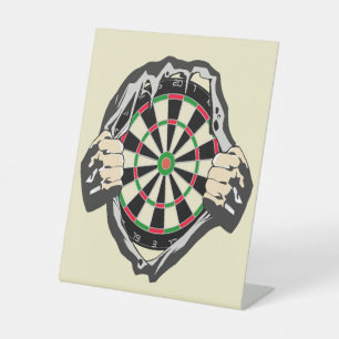 Het dartboard op je borst. reclamebord met voetstuk