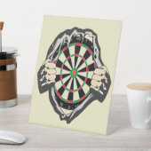 Het dartboard op je borst. reclamebord met voetstuk (Insitu)