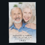 Het delen van Koffiekrond sinds Jaar noemt Foto Theedoek<br><div class="desc">Het delen van koffiekloosters sinds jaar noemt Foto. Een volledig aanpasbaar ontwerp voor een verjaardagscadeau met je aangepaste foto van het gelukkige paar,  leuk gezegde,  hun namen en jaar dat ze ontmoetten.</div>