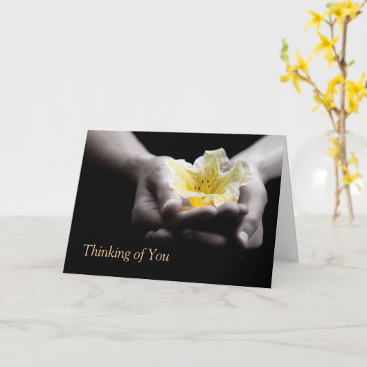 Het denken aan u Gele Bloem in Handen Kaart (Gele Bloem)