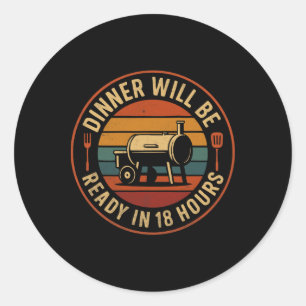 Het diner zal klaar zijn in 18 uur BBQ roker Humor Ronde Sticker