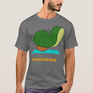 Het doen van Yoga Pose met Avocado T-shirt