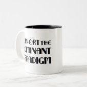 het dominante paradigma ondermijnen tweekleurige koffiemok (Voorkant links)