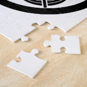 Het doorsnijden van hawkveren met voet in cirkel legpuzzel (Zijkant)