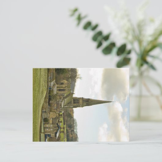 Het dorp Edensor en de kerk - briefkaart (Staand voorkant)