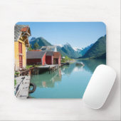 Het dorp Fjærland en fjord, Noorwegen mousepad Muismat (Met muis)