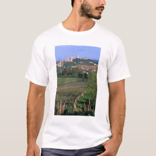 Het dorp San Gimignano ligt in de glooiende T-shirt