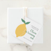 Het draaien van een gele citroen 1e verjaardag bedankjes labels (In situ)