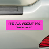 Het draait allemaal om mij roze bumpersticker (Op auto)
