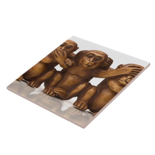 Het dragen van drie houten apen tegeltje (Zijkant)