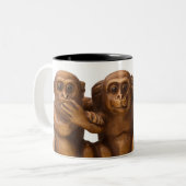 Het dragen van drie houten apen tweekleurige koffiemok (Voorkant links)