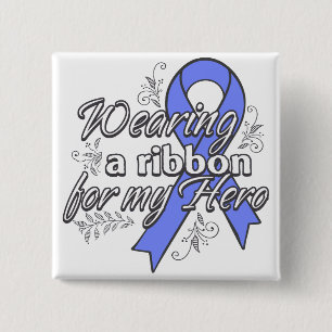 Het dragen van een Periwinkle Ribbon voor Mijn Her Vierkante Button 5,1 Cm
