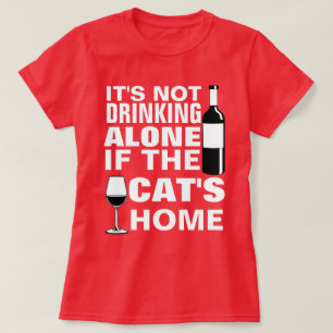 HET DRINK NIET ALLEEN ALS DE KAT THUIS IS T-SHIRT