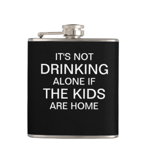 Het drink niet alleen als de kinderen thuis zijn heupfles