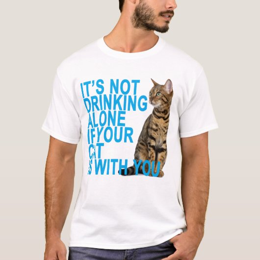 HET DRINK NIET ALLEEN ALS UW KAT MET U.pn is T-shirt (Voorkant)