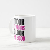 Het duurde 60 jaar om er zo goed uit te zien koffiemok (Voorkant links)