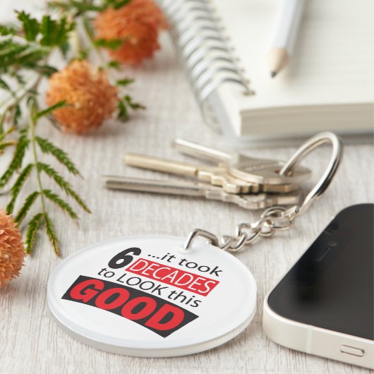 Het duurde 6 decennia om dit goed te zien | 60e sleutelhanger (Voorkant Rechts)