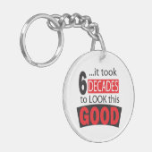 Het duurde 6 decennia om dit goed te zien | 60e sleutelhanger (Voorkant Links)