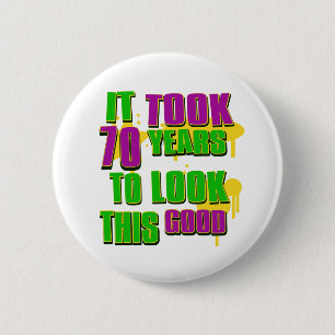 Het duurde 70 jaar om er zo goed uit te zien ronde button 5,7 cm