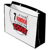 Het duurde 7 decennia om dit GOED te zien - 70e ve Groot Cadeauzakje (Achterkant Gekanteld)