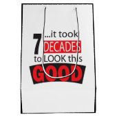 Het duurde 7 decennia om dit GOED te zien Medium Cadeauzakje (Achterkant)