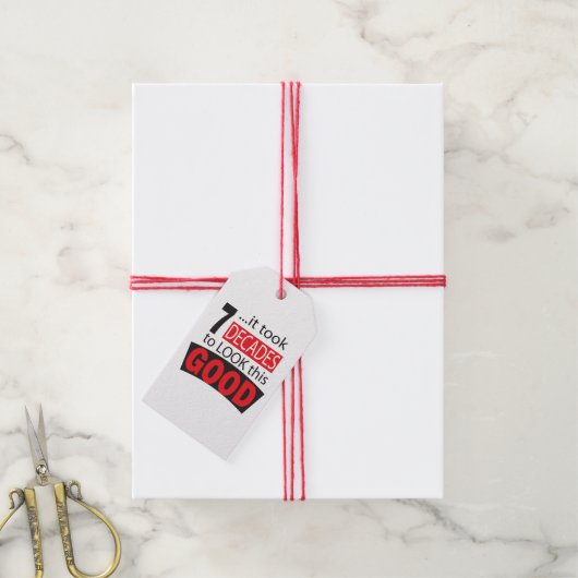 Het duurde 7 decennia om er goed uit te zien| 70st cadeaulabel (Met Touw)