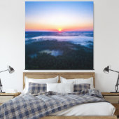 Het eerste licht van de dageraad verlicht het bos canvas afdruk (Insitu (Slaapkamer))