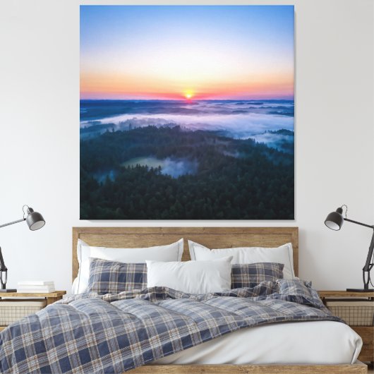 Het eerste licht van de dageraad verlicht het bos canvas afdruk (Insitu (Slaapkamer))