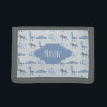 Het eerste Wallet Blue Safari-patroon met naam Drievoud Portemonnee<br><div class="desc">De portemonnee van deze schattige jongen bevat een blauw waterverf giraf,  olifant,  krokodil en zebrapatroon en heeft plaats voor jou om de naam van je kleine jongen toe te voegen. Ideaal voor de eerste portemonnee van je peuter! Bekijk de rest van ons collectie voor andere schattige blauwe safari dieren!</div>