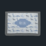 Het eerste Wallet Blue Safari-patroon met naam Drievoud Portemonnee<br><div class="desc">De portemonnee van deze schattige jongen bevat een blauw waterverf giraf,  olifant,  krokodil en zebrapatroon en heeft plaats voor jou om de naam van je kleine jongen toe te voegen. Ideaal voor de eerste portemonnee van je peuter! Bekijk de rest van ons collectie voor andere schattige blauwe safari dieren!</div>