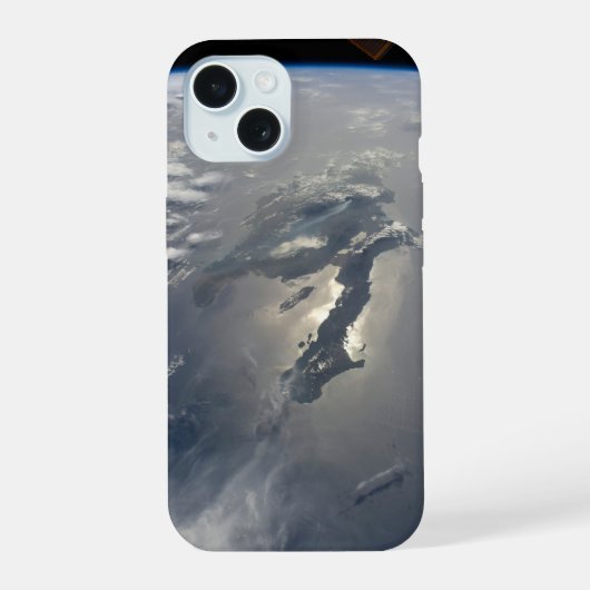 Het Eiland Hispaniola Met Zonreflectie iPhone 15 Case (Achterkant)