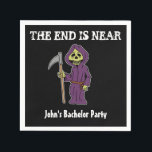 Het einde is bijna grim, laster van Bachelor Party Servet<br><div class="desc">Het einde is nabij Grim Reaper gepersonaliseerde vrijgezellenservetten. Voeg de naam van de bachelor toe aan deze hilarische luiers. Geweldig voor een feest. Het is voorzien van een grimmige cartoon ter dood. Zwart kleurenservet.</div>
