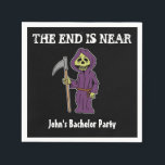 Het einde is bijna grim, laster van Bachelor Party Servet<br><div class="desc">Het einde is nabij Grim Reaper gepersonaliseerde vrijgezellenservetten. Voeg de naam van de bachelor toe aan deze hilarische luiers. Geweldig voor een feest. Het is voorzien van een grimmige cartoon ter dood. Zwart kleurenservet.</div>