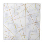 het elegante geometrische goud van kuiken witte tegeltje<br><div class="desc">Modieus,  modern en elegant ontwerp die faux wit marmer en faux gouden geometrisch patroon kenmerken.</div>