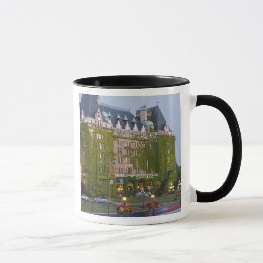 Het Empress Hotel aan de binnenhaven in Mok (Rechts)