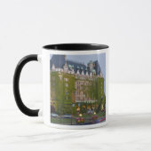 Het Empress Hotel aan de binnenhaven in Mok (Links)