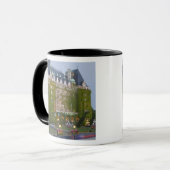 Het Empress Hotel aan de binnenhaven in Mok (Voorkant links)