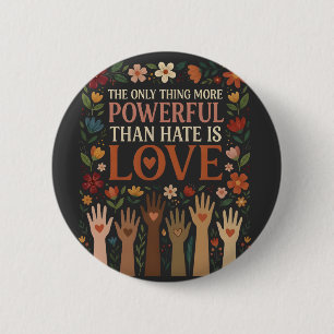 Het enige dat krachtiger is dan haat is liefde ronde button 5,7 cm
