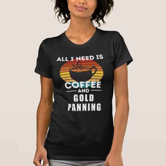 Het enige wat ik nodig heb is koffie en goud t-shirt (Voorkant)