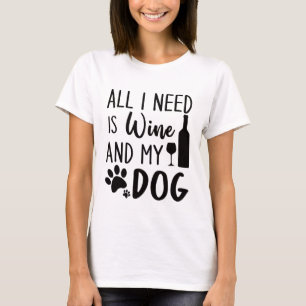 Het enige wat ik nodig heb is wijn en mijn hond. t-shirt