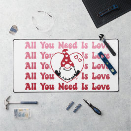 Het enige wat je nodig hebt is een love gnoom bureaumat